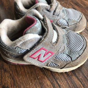 Infant new balance Velcro shoes